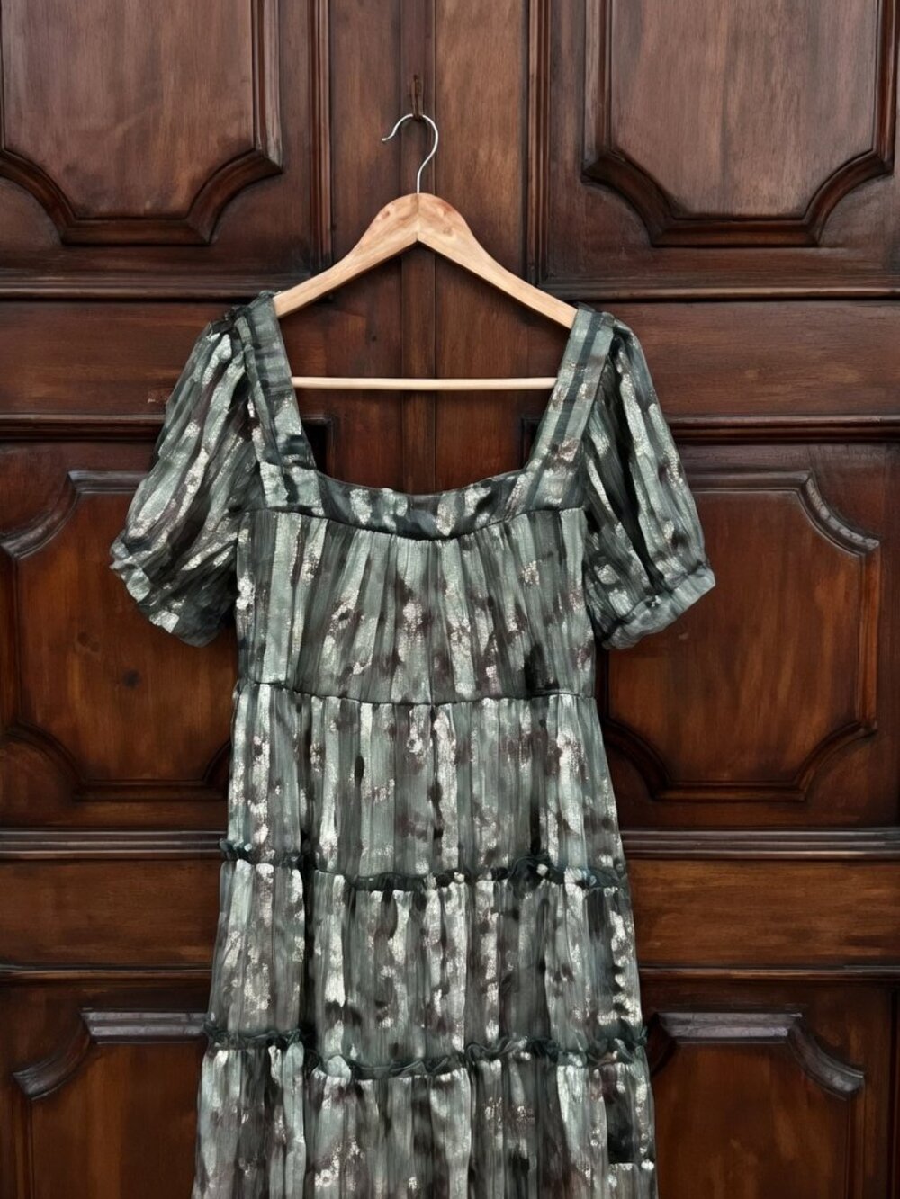 New with tags TRIXXI Pleated Metallic Zippered Lined Tiered Floral dress